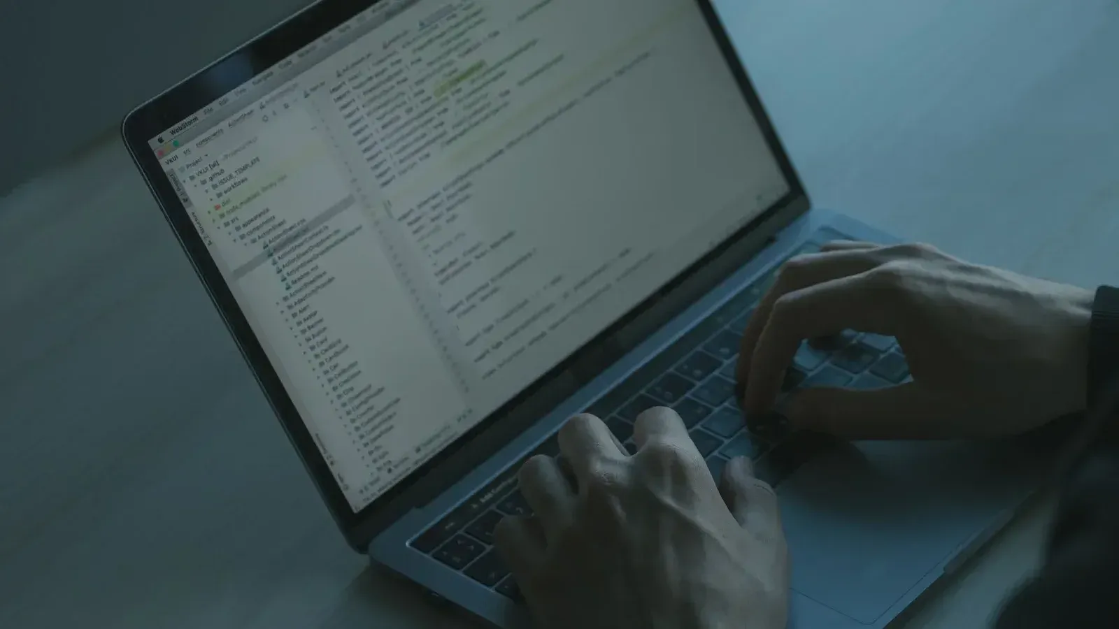Una persona escribiendo código en una computadora portátil con un enfoque en ciberseguridad y desarrollo de software.