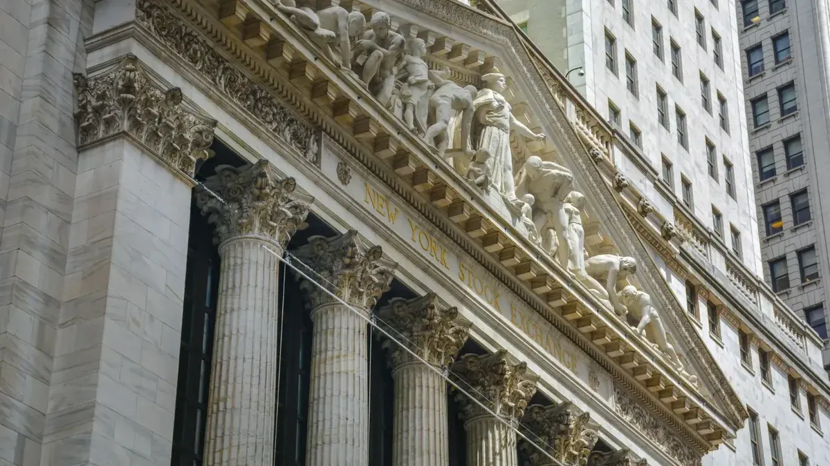 Arquitectura clásica de la fachada de la Bolsa de Valores de Nueva York en Nueva York.