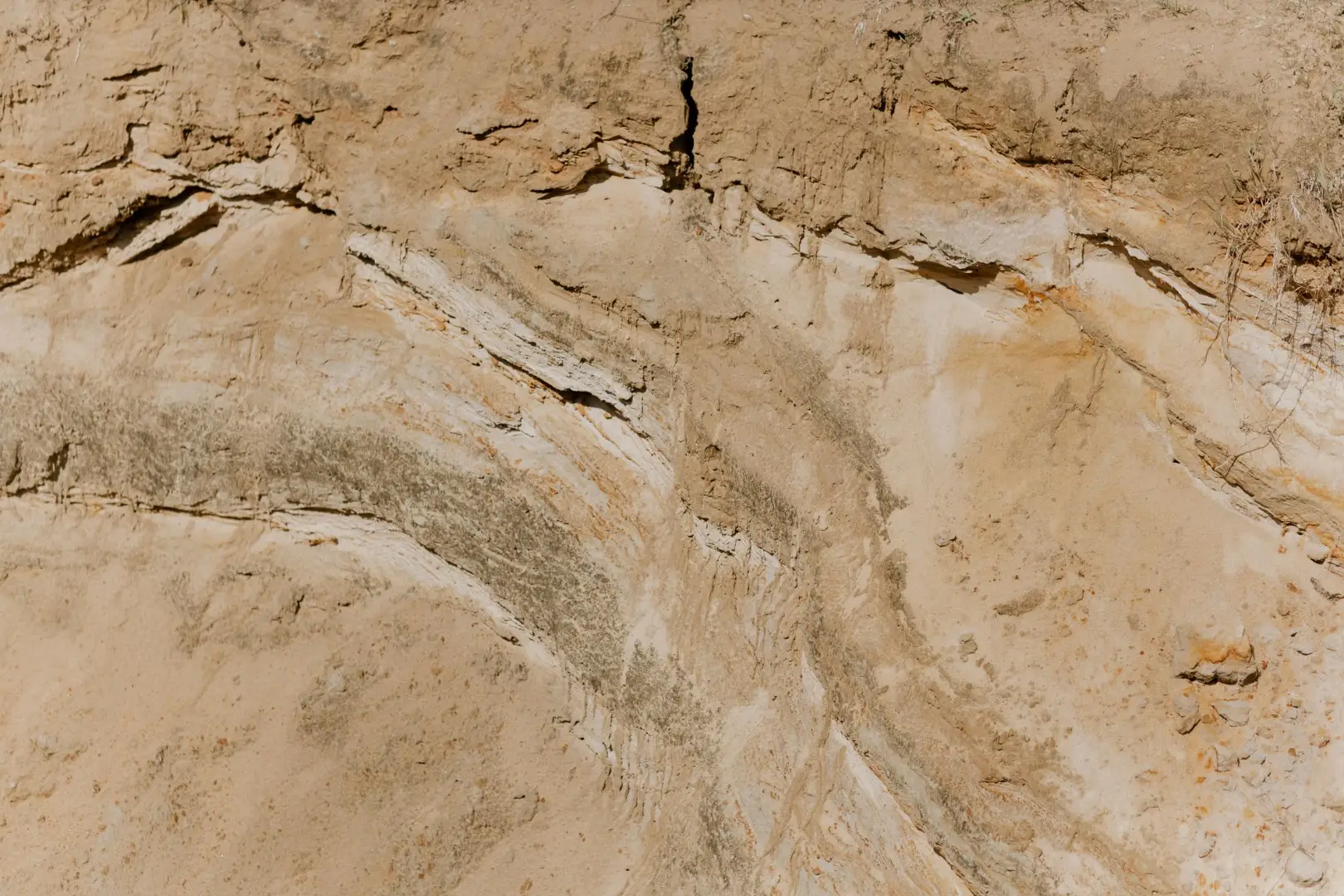 Cara de acantilado seco y resistente que muestra los patrones de erosión de la naturaleza.