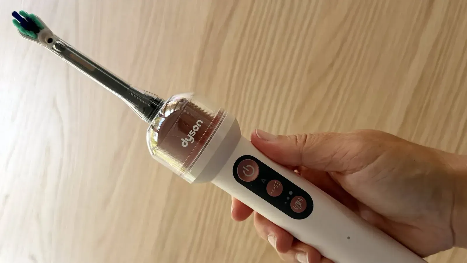 El cepillo con cámara de Dyson cuesta 499 dólares y midió su mejor cifra solo cepillando