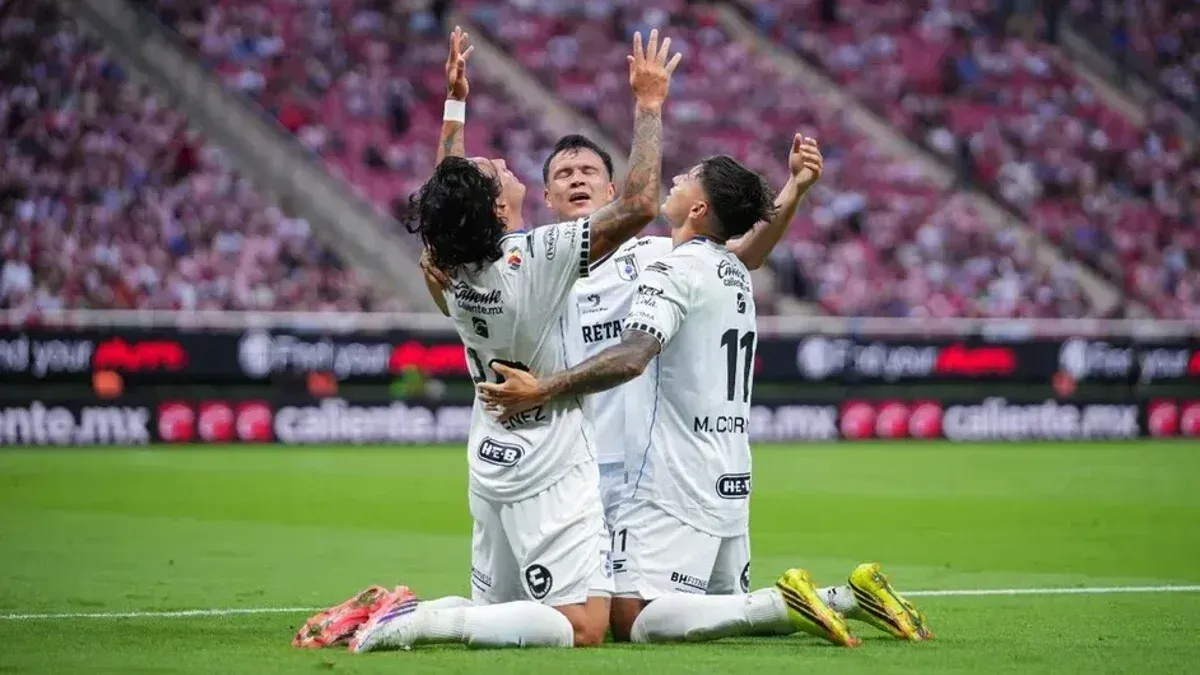 ¡El rompequinielas! Querétaro sorprende y vence 2-0 a Chivas en el Akron