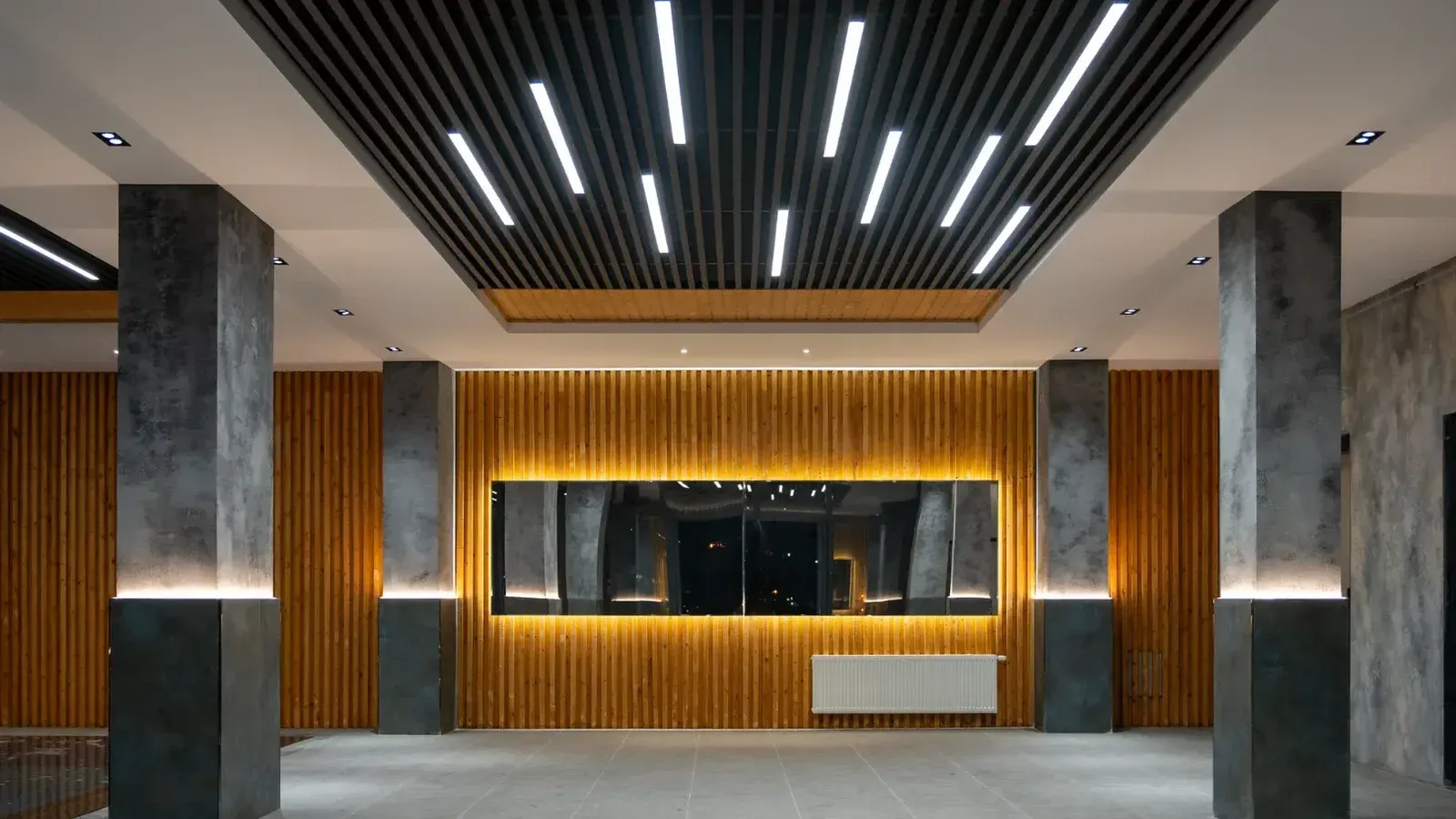 Elegante interior del vestíbulo con arquitectura moderna y diseño de iluminación innovador.