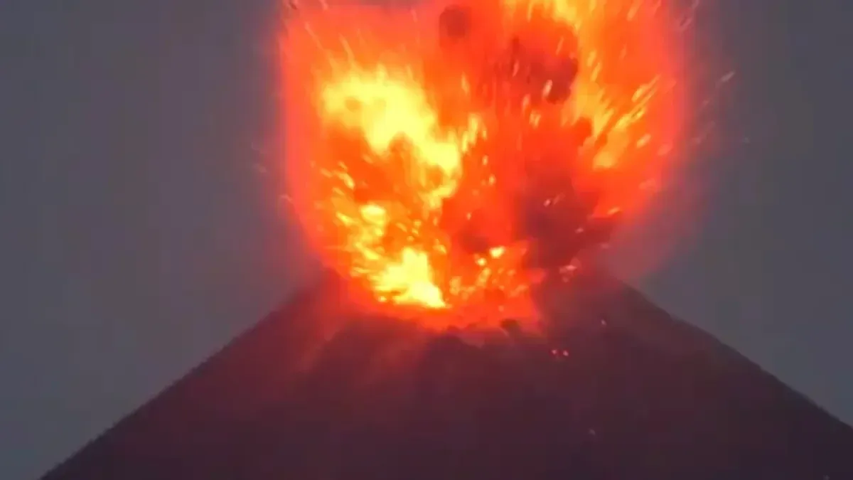 Erupción del Anak Krakatau en Indonesia: Suspenden vuelos, clases y pesca