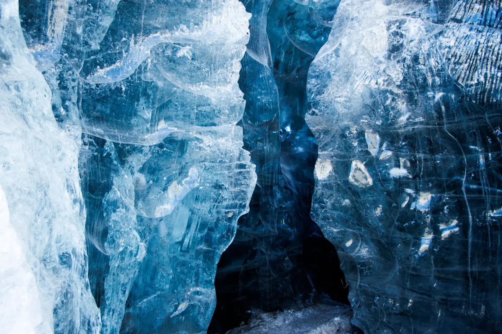 Explore la encantadora cueva de hielo azul con impresionantes texturas y formaciones heladas.