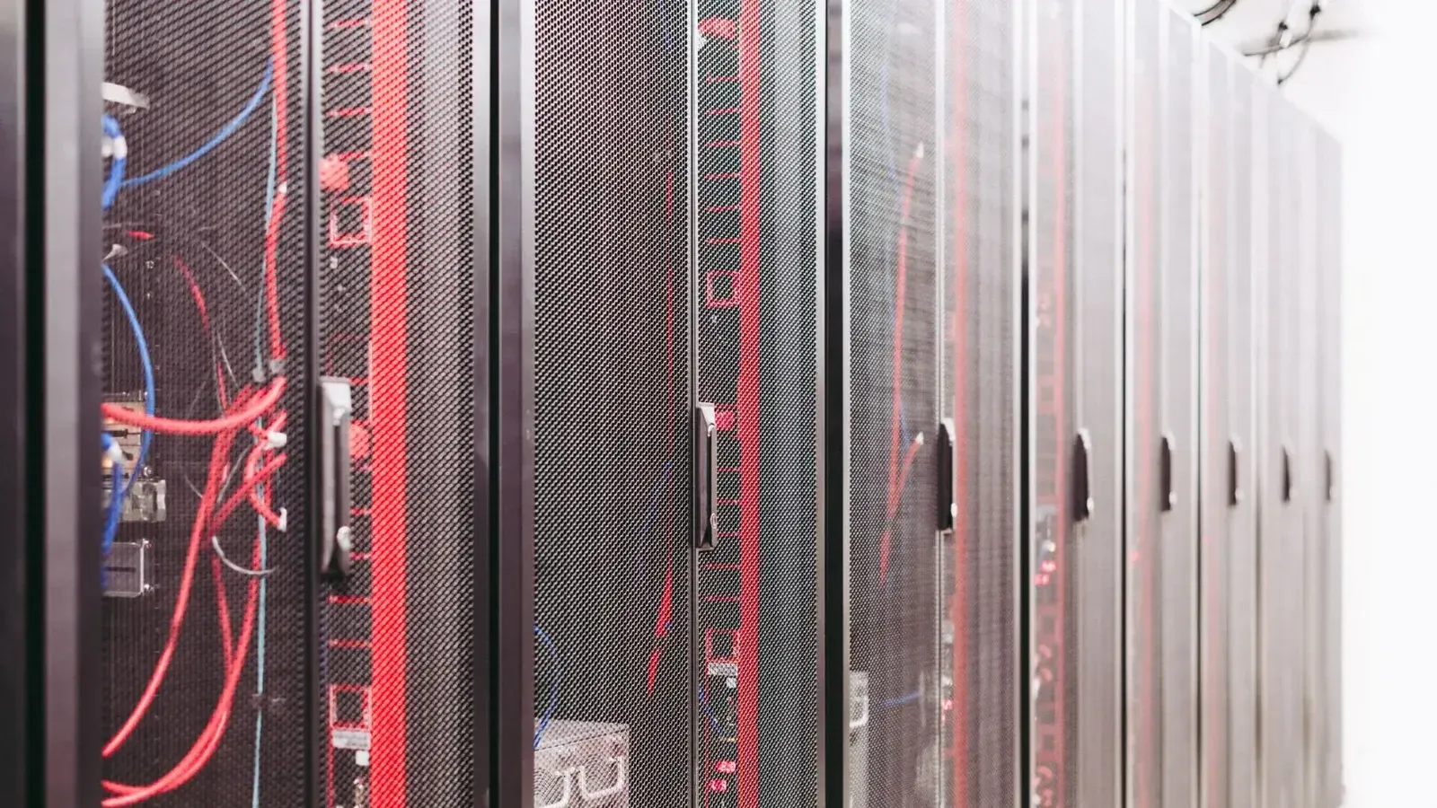 Sistema con varios cables que gestionan el acceso al recurso centralizado de servidor en el centro de datos