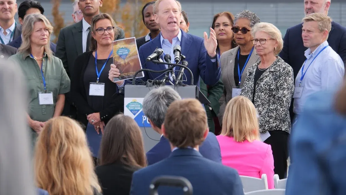 Microsoft saca la comunicación de marketing, se la da a Brad Smith y quiere empleados de voceros