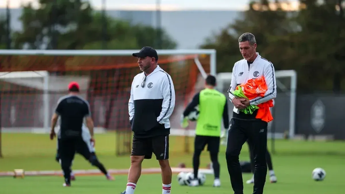 Mohamed confirma que Helinho estará ante León, pero su salida sigue en análisis