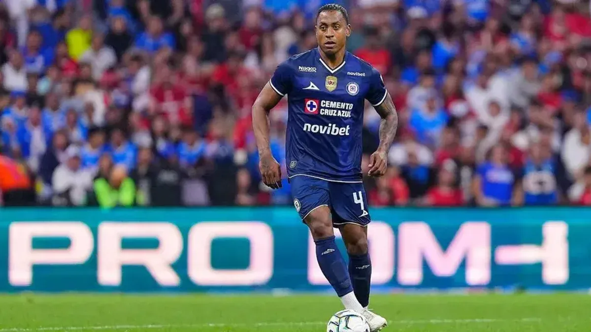 No habrá sanción contra Willer Ditta: El jugador de Cruz Azul empujó al árbitro asistente