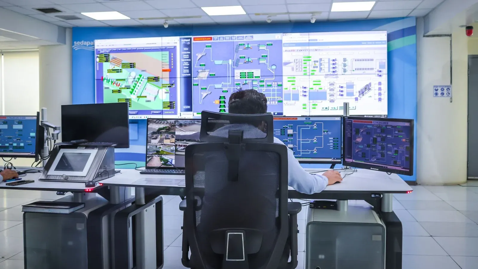 Operator in a modern control room managing technological systems in El Agustino, Lima.
