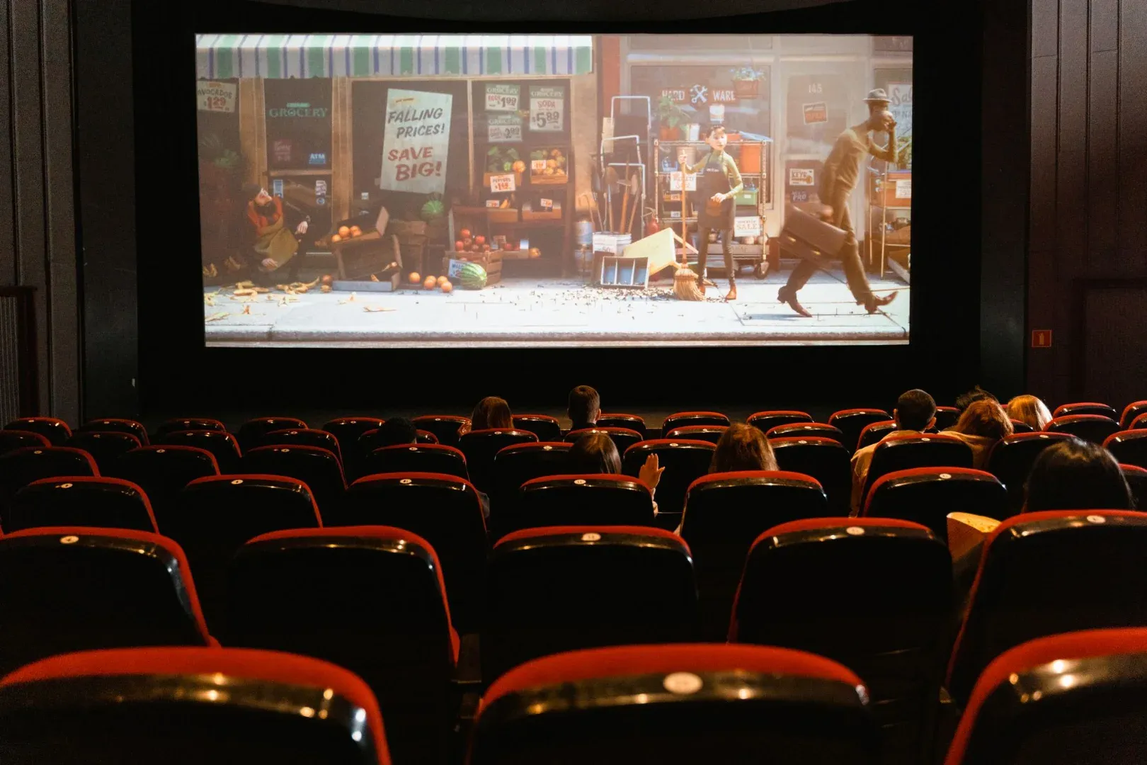 Un acogedor cine interior que muestra una película animada a una pequeña audiencia.
