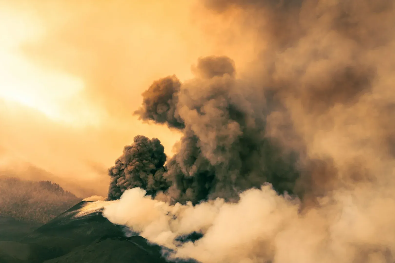 Una impresionante vista de una erupción volcánica con humo ondulante al atardecer, mostrando el poder de la naturaleza.