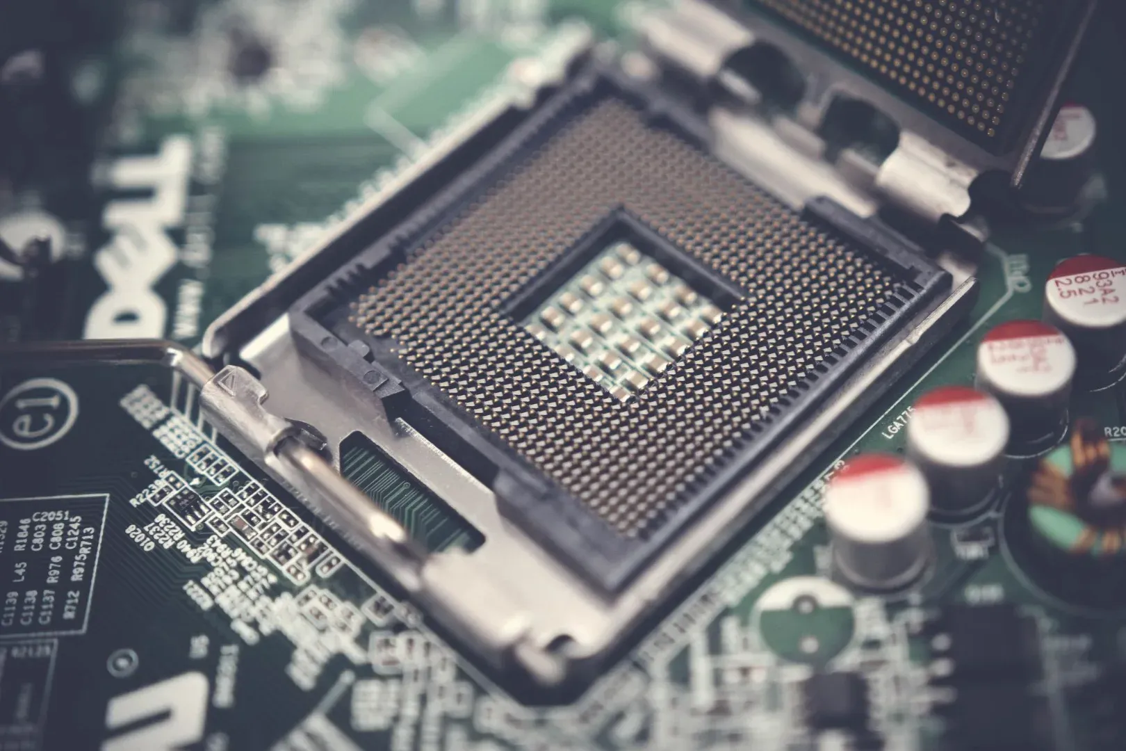Vista detallada de un zócalo de CPU en una placa de circuito, destacando los componentes electrónicos.