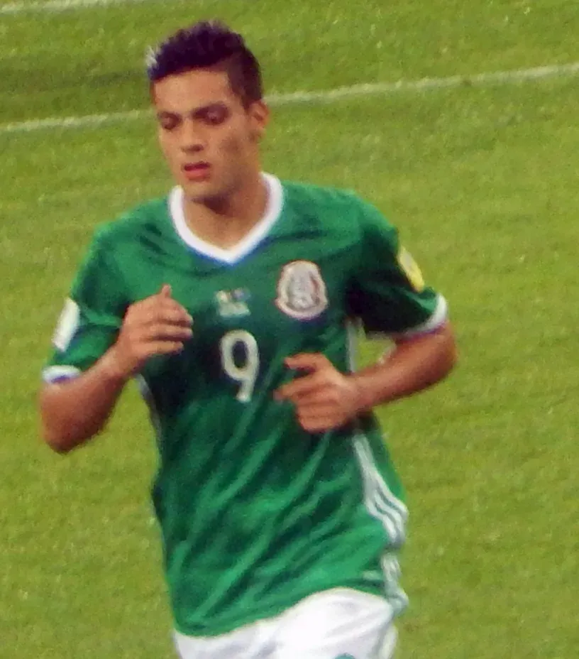 Raúl Jiménez, con la camiseta verde número 9 de México, trota sobre el césped durante un partido.