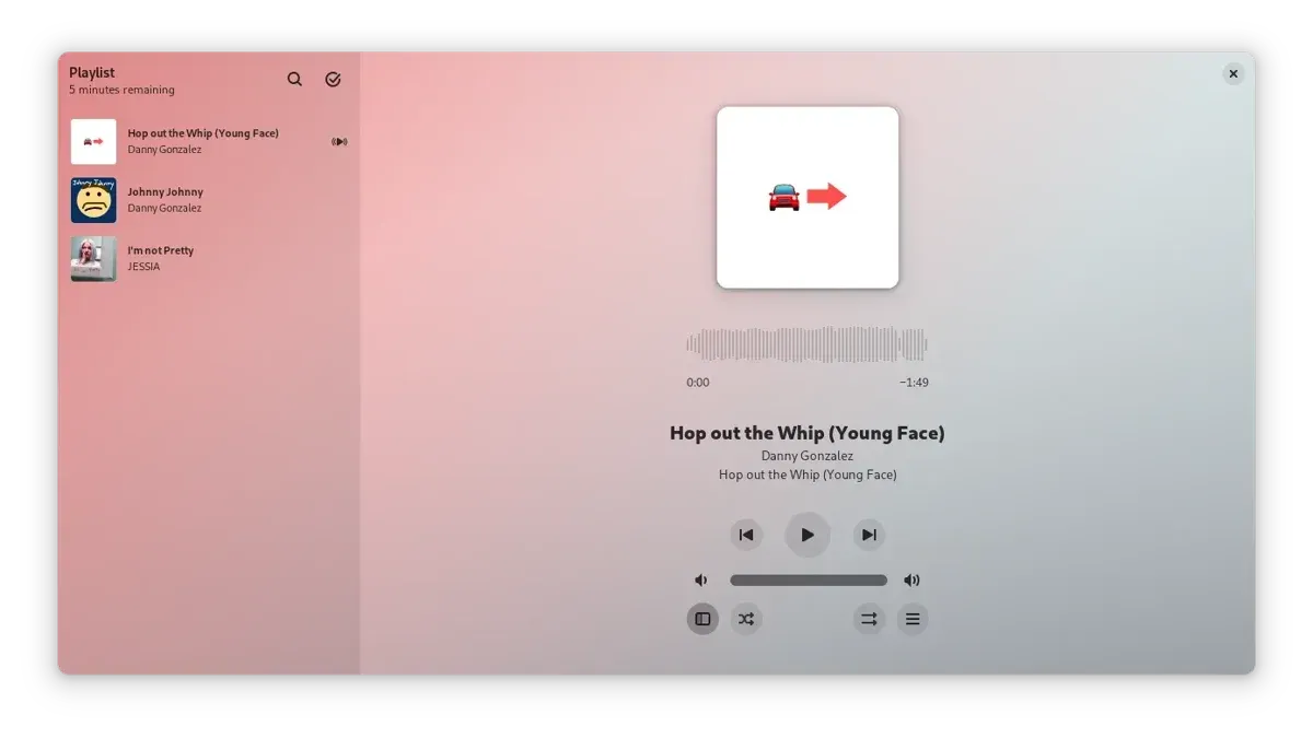 Captura de pantalla del reproductor de música Amberol, con una lista de tres canciones a la izquierda y los controles de reproducción sobre un fondo rosado.
