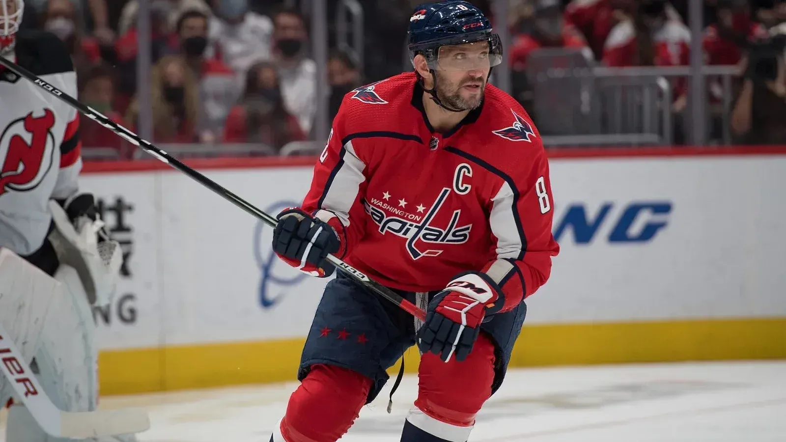 El delantero Alex Ovechkin esperando frente a la red de Washington Capitals vs.