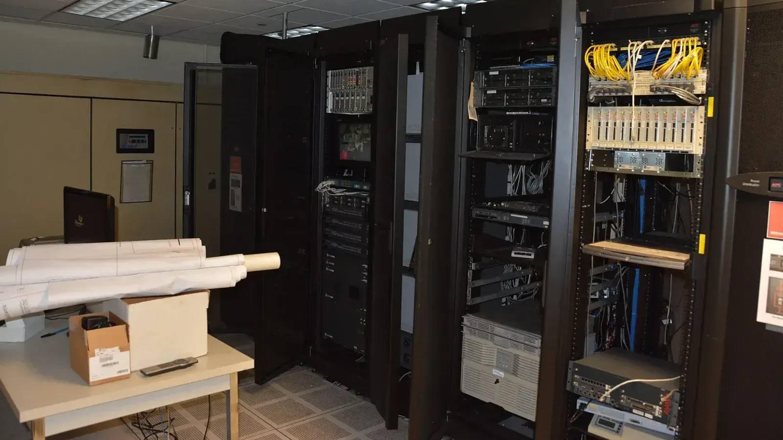 Data Center (22370911658)