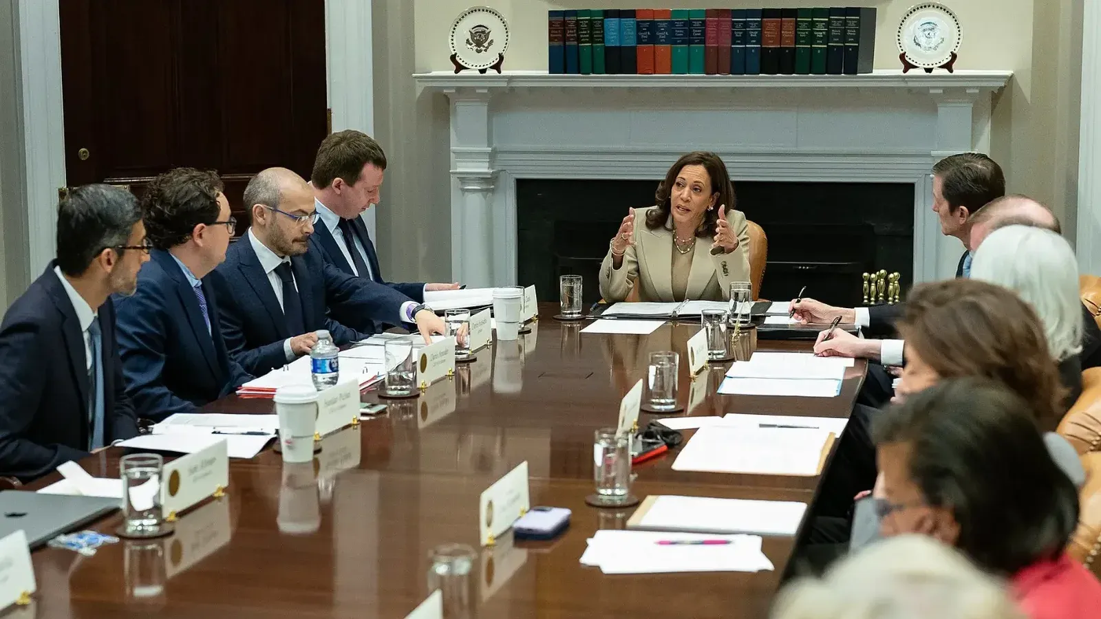 La vicepresidenta Kamala Harris asiste a una reunión con el CEO de Inteligencia Artificial (AI), miembros del gabinete y asesores principales, el jueves 4 de mayo de 2023, en la sala