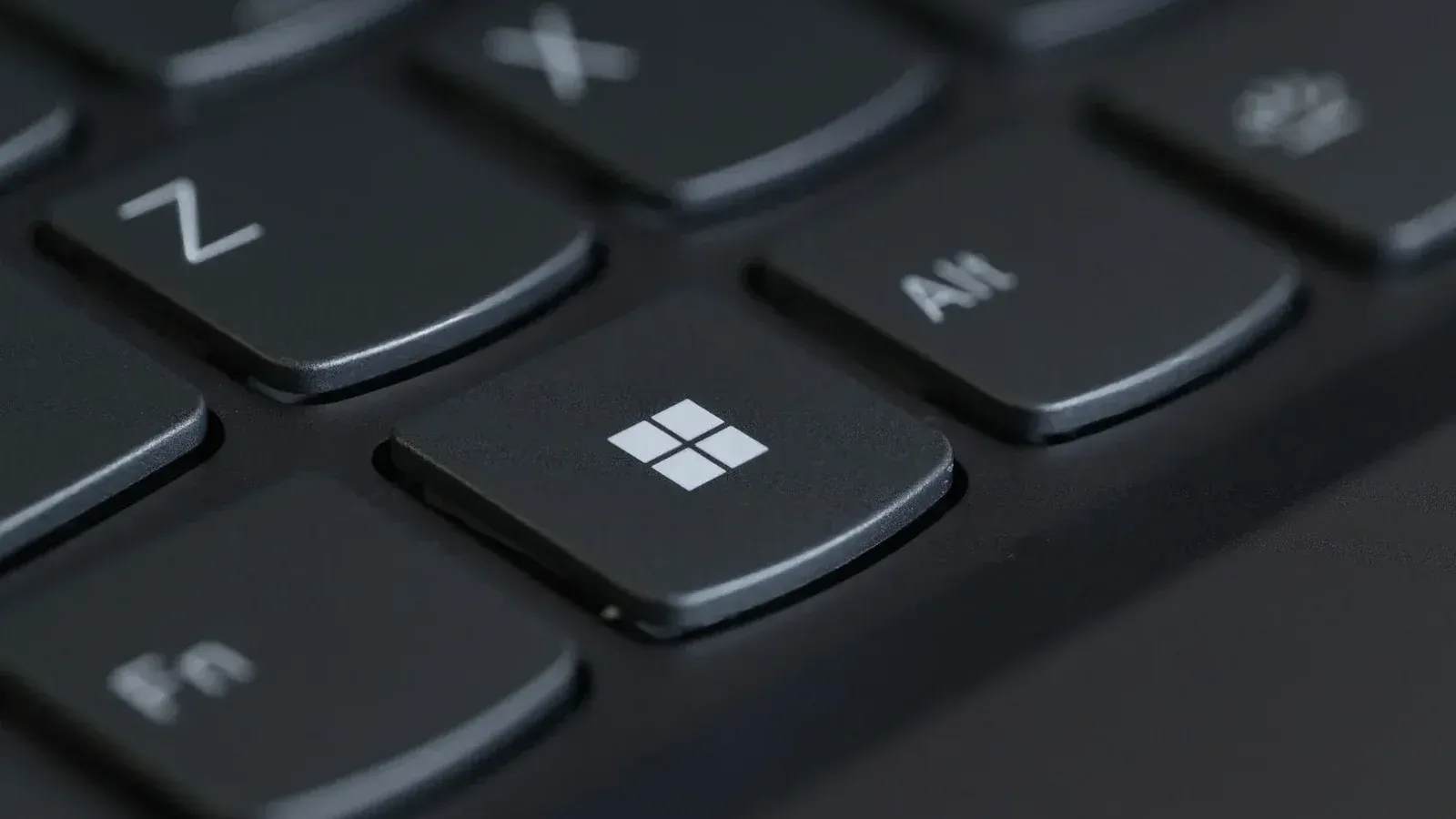 Primer plano detallado de un teclado de computadora con la tecla de Windows en foco.
