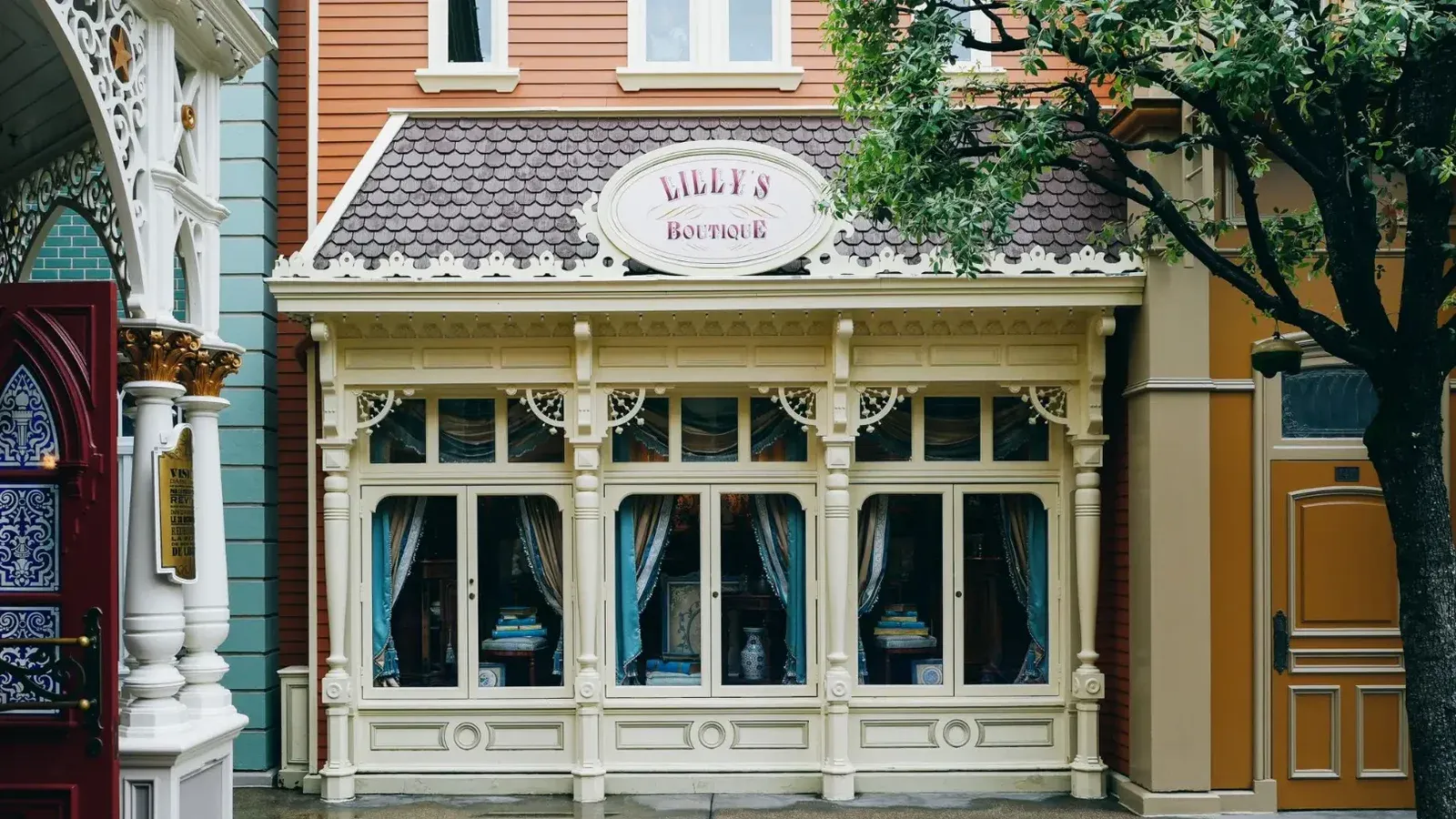 Elegante fachada boutique en Disneyland Paris, con detalles de diseño intrincados y ambiente acogedor.