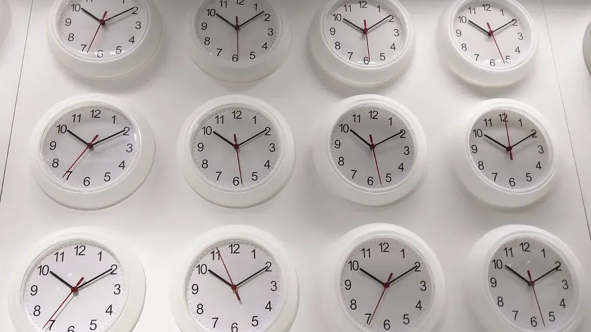 Relojes de pared en la tienda IKEA