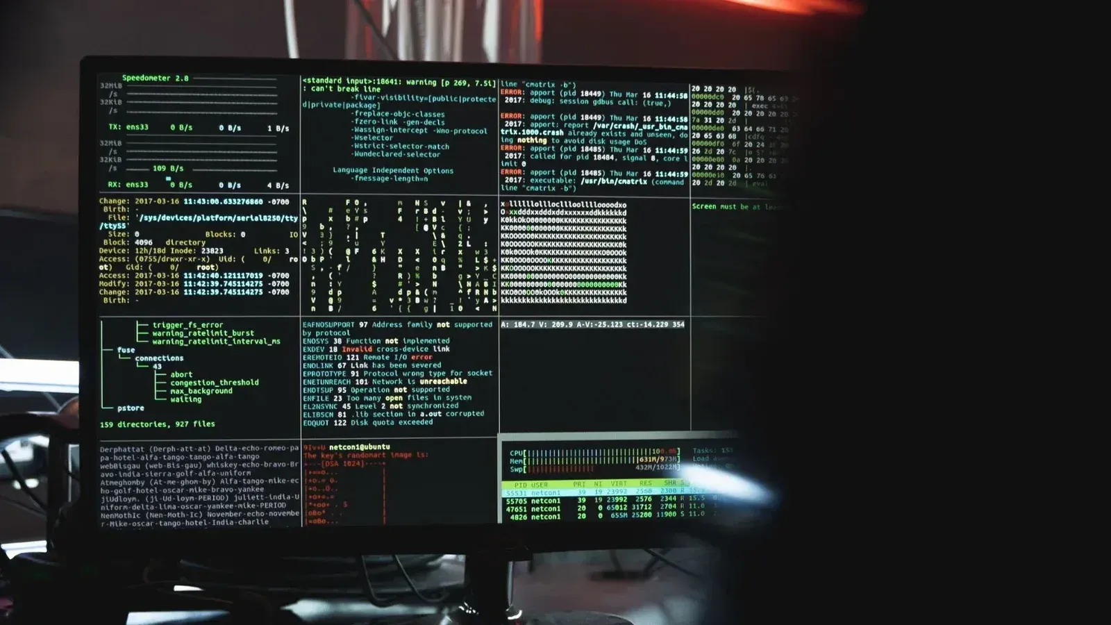 Primer plano de un monitor de computadora que muestra datos y código de seguridad cibernética, indicativo de piratería o programación de sistemas.