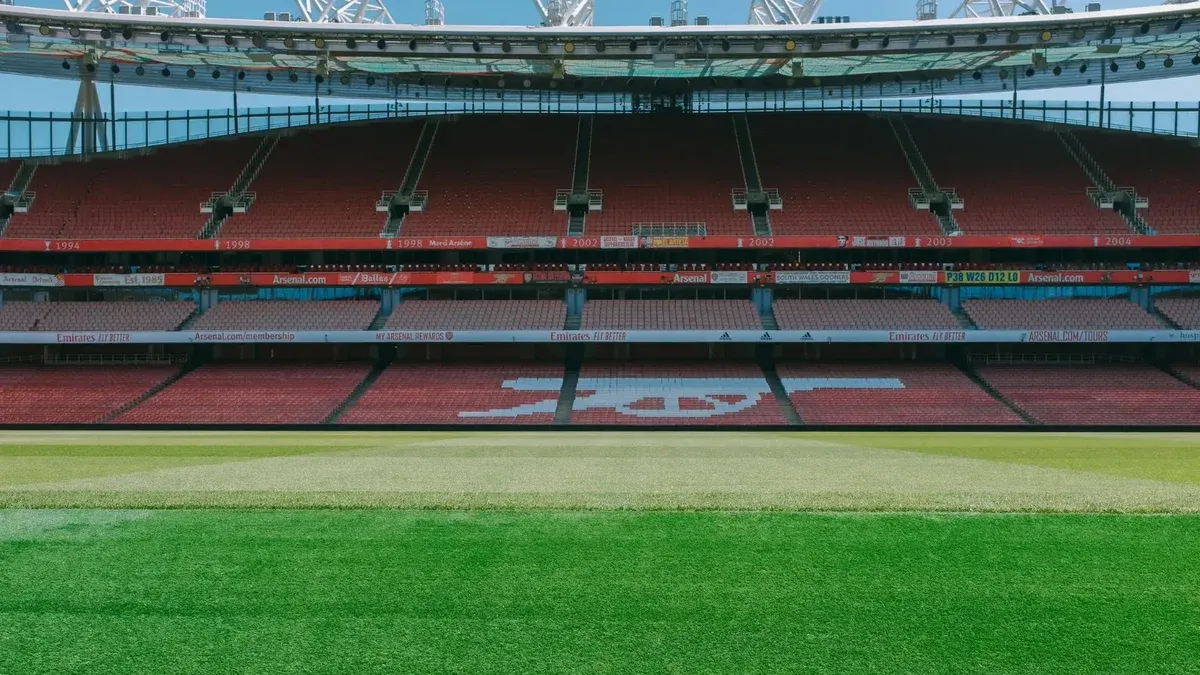 Una vista de las gradas vacías y del campo de fútbol en el Emirates Stadium de Londres.