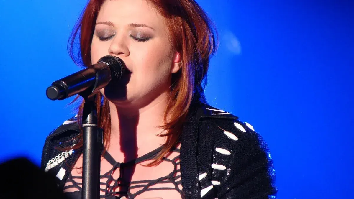 Kelly Clarkson actuando en vivo en Birmingham, Inglaterra el 13 de febrero de 2012 como parte de su gira All I Ever Want.