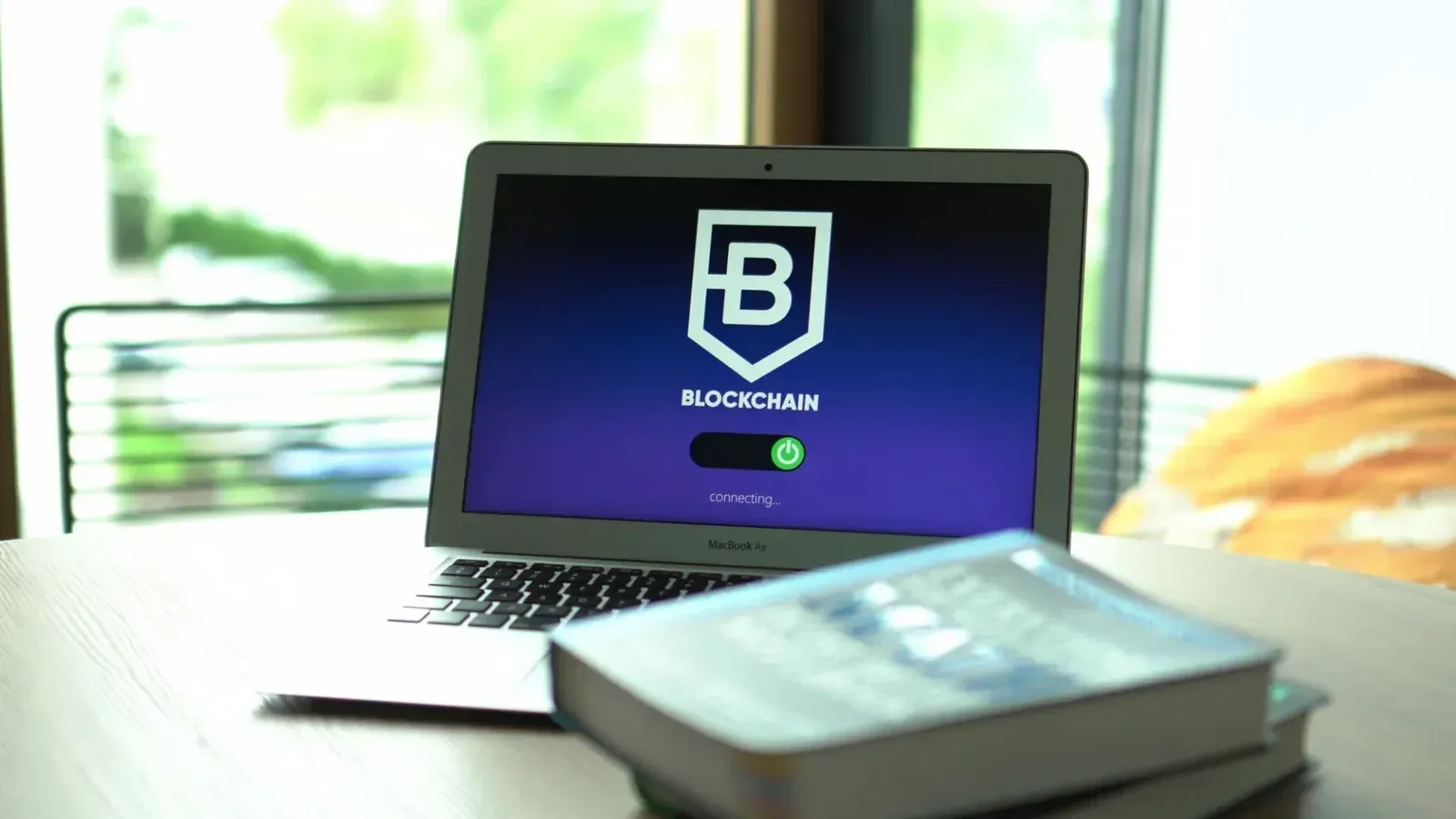 Portátil que muestra la pantalla de conexión de blockchain en un entorno moderno.