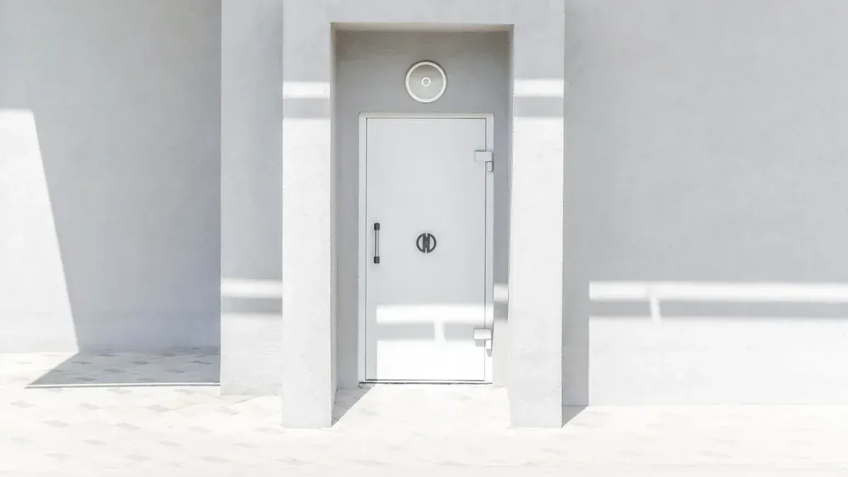 Una puerta blanca minimalista contra una pared lisa, proyectando sombras geométricas a la luz del sol natural.