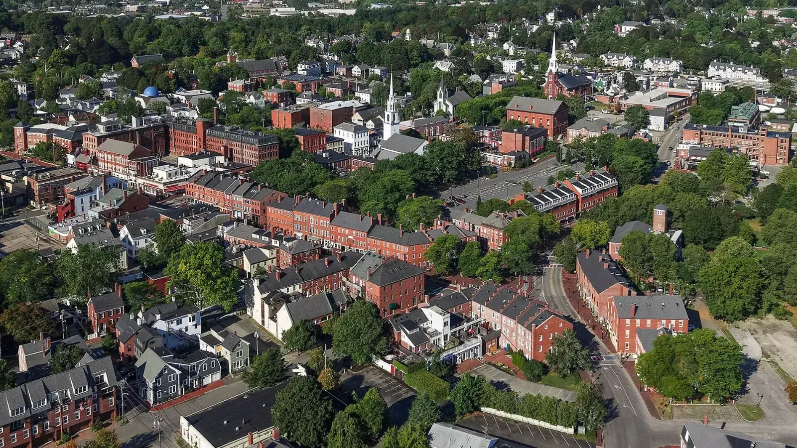 Vista aérea del centro de Newburyport, Massachusetts, una ciudad de 18.289 residentes que se desarrolló como un importante centro de comercio marítimo y de construcción naval y ahora es