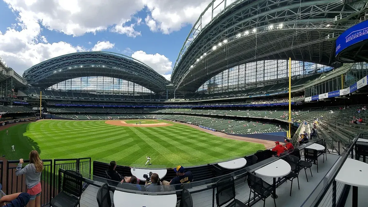 Una vista panorámica previa al juego de American Family Field, hogar de los Cerveceros de Milwaukee.