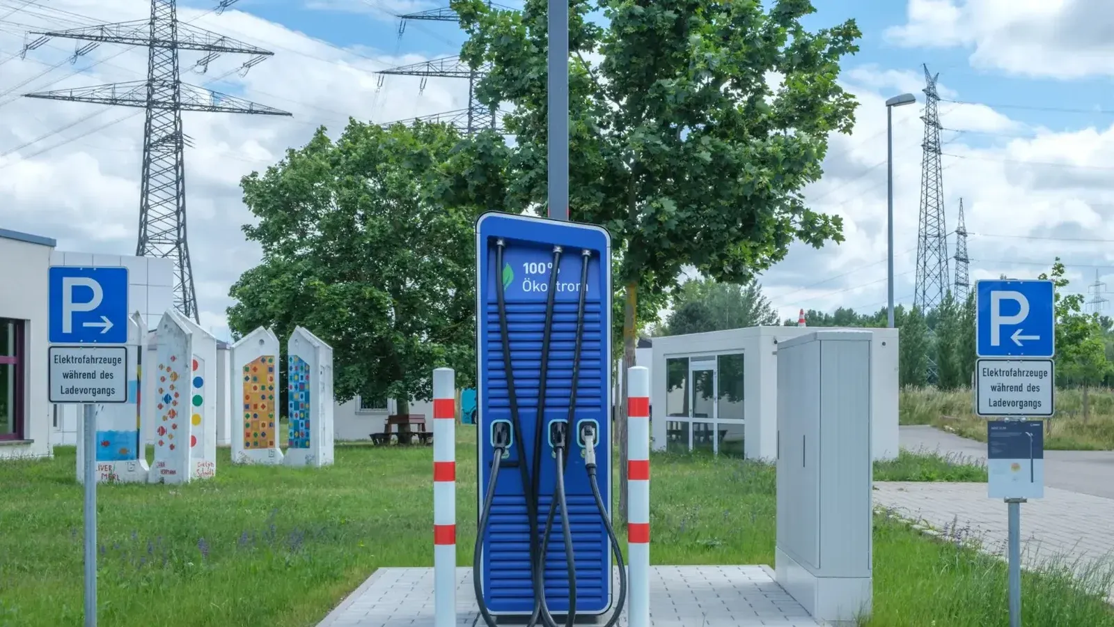 Estación de carga pública con diseño ecológico para vehículos eléctricos.