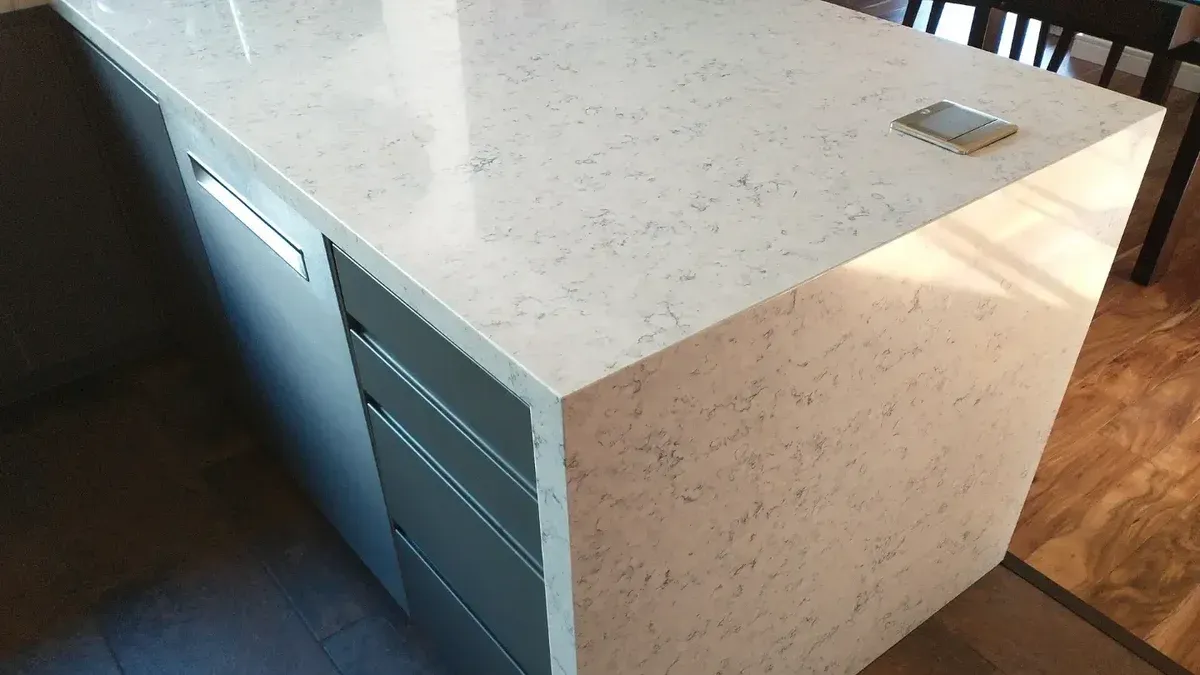 Este es el material hecho por el hombre en una cocina, instalado en 2023 en California.