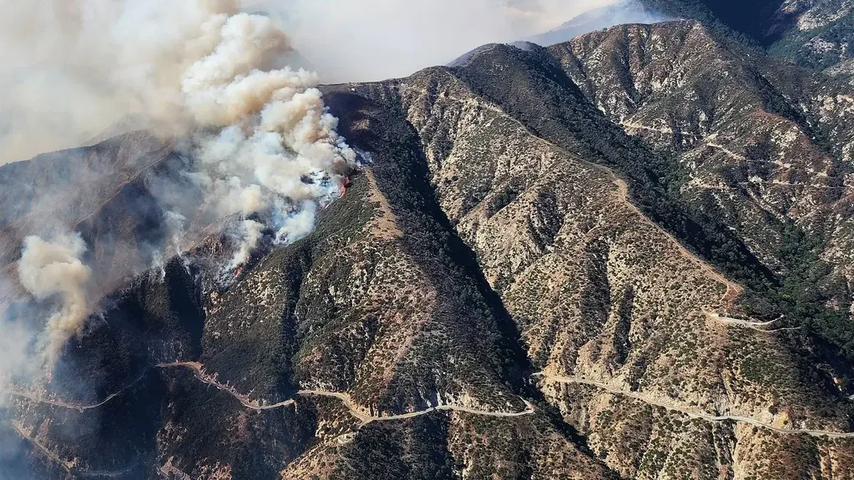 El incendio de Eaton quema las laderas del monte Wilson el 8 de enero de 2025, tomada por un miembro de la tripulación del helicóptero del Servicio Forestal