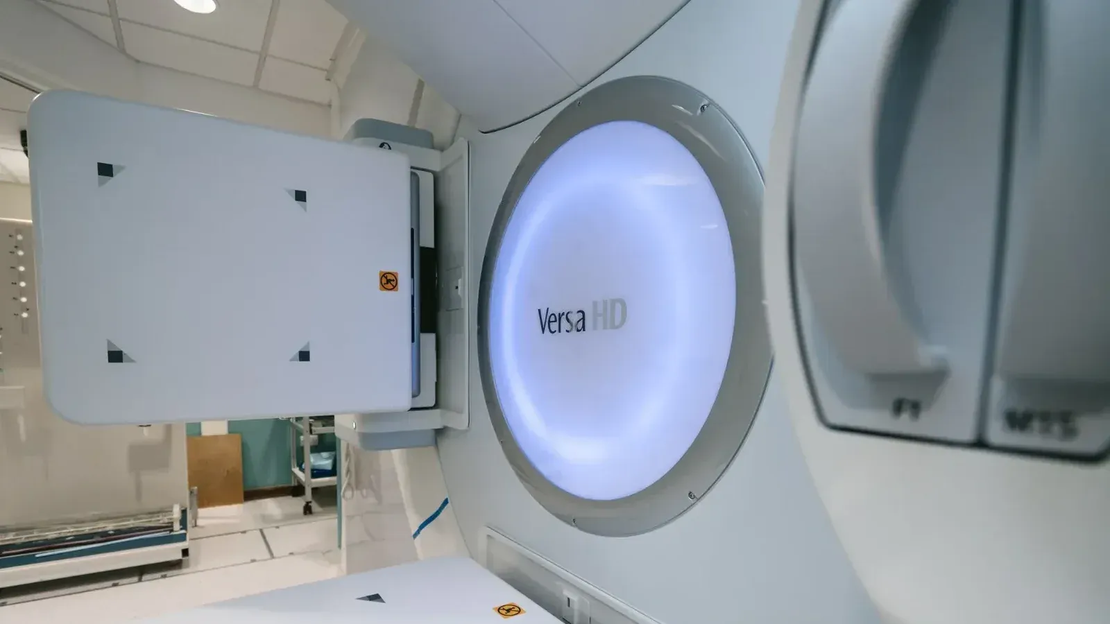 Primer plano de la máquina de radioterapia Versa HD en un entorno clínico.