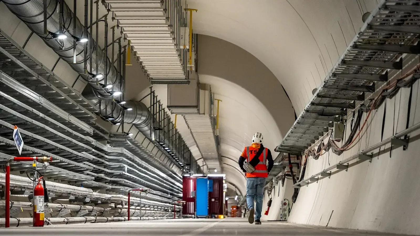 Trabajador caminando en un nuevo túnel HL-LHC en el CERN