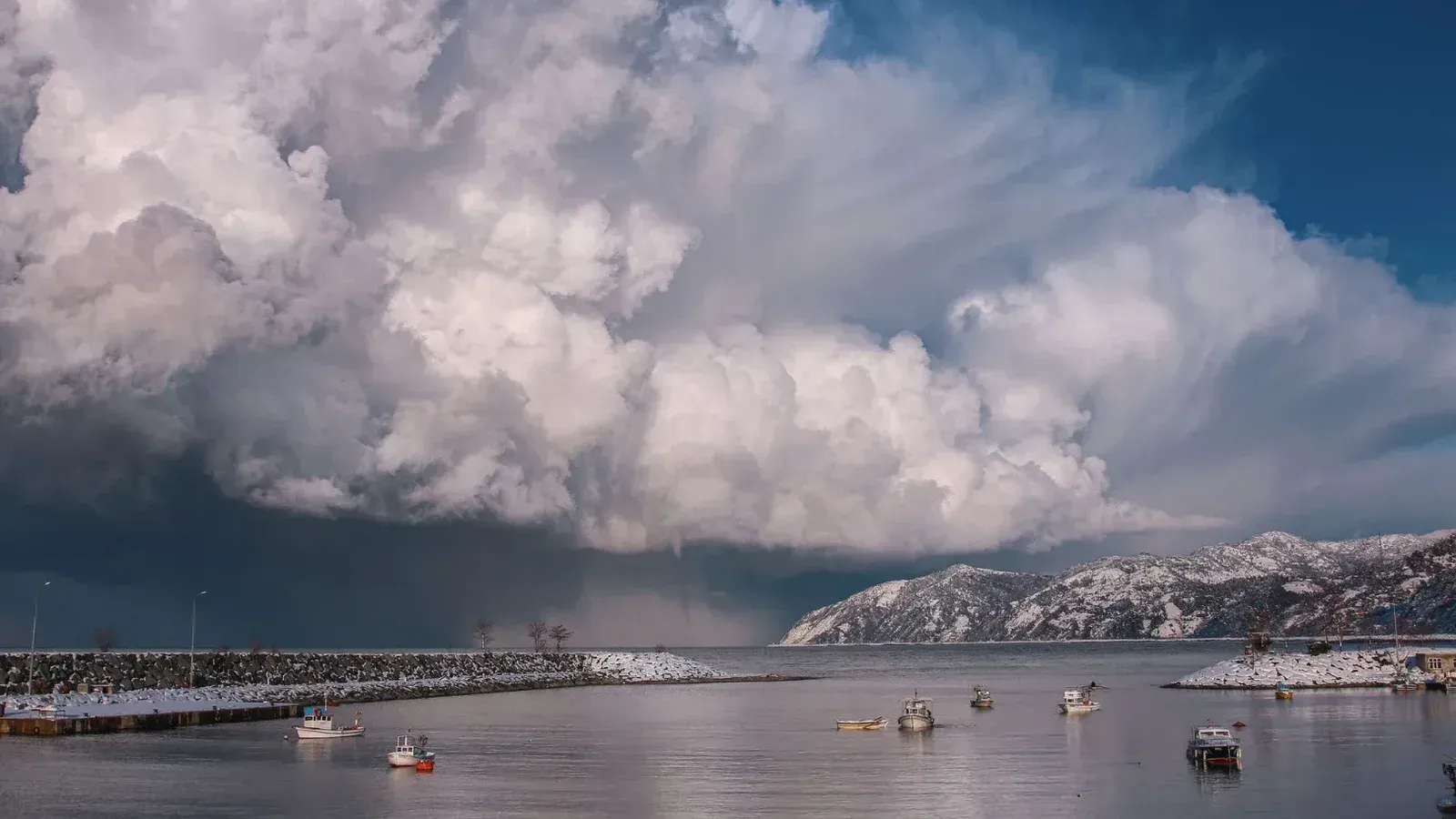Las majestuosas nubes se elevan sobre el puerto de Fındıklı en Rize, Türkiye, capturando la belleza y el poder de la naturaleza.