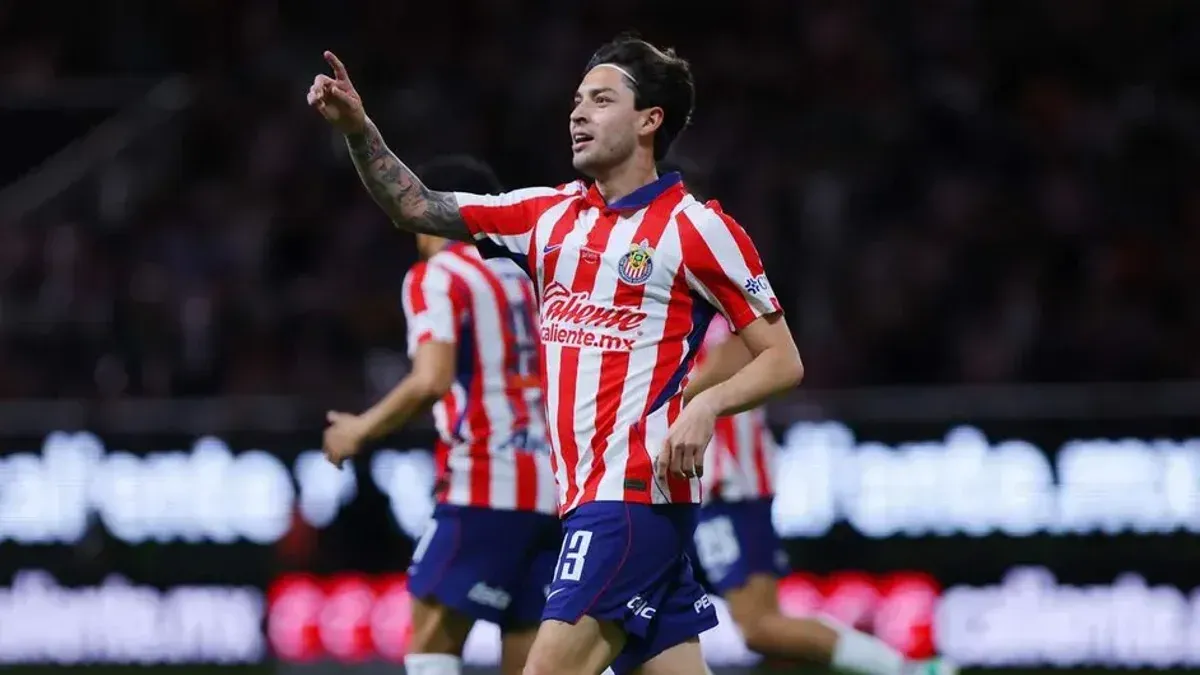 Chivas empata 1-1 con Tigres que jugó con un hombre menos todo el segundo tiempo