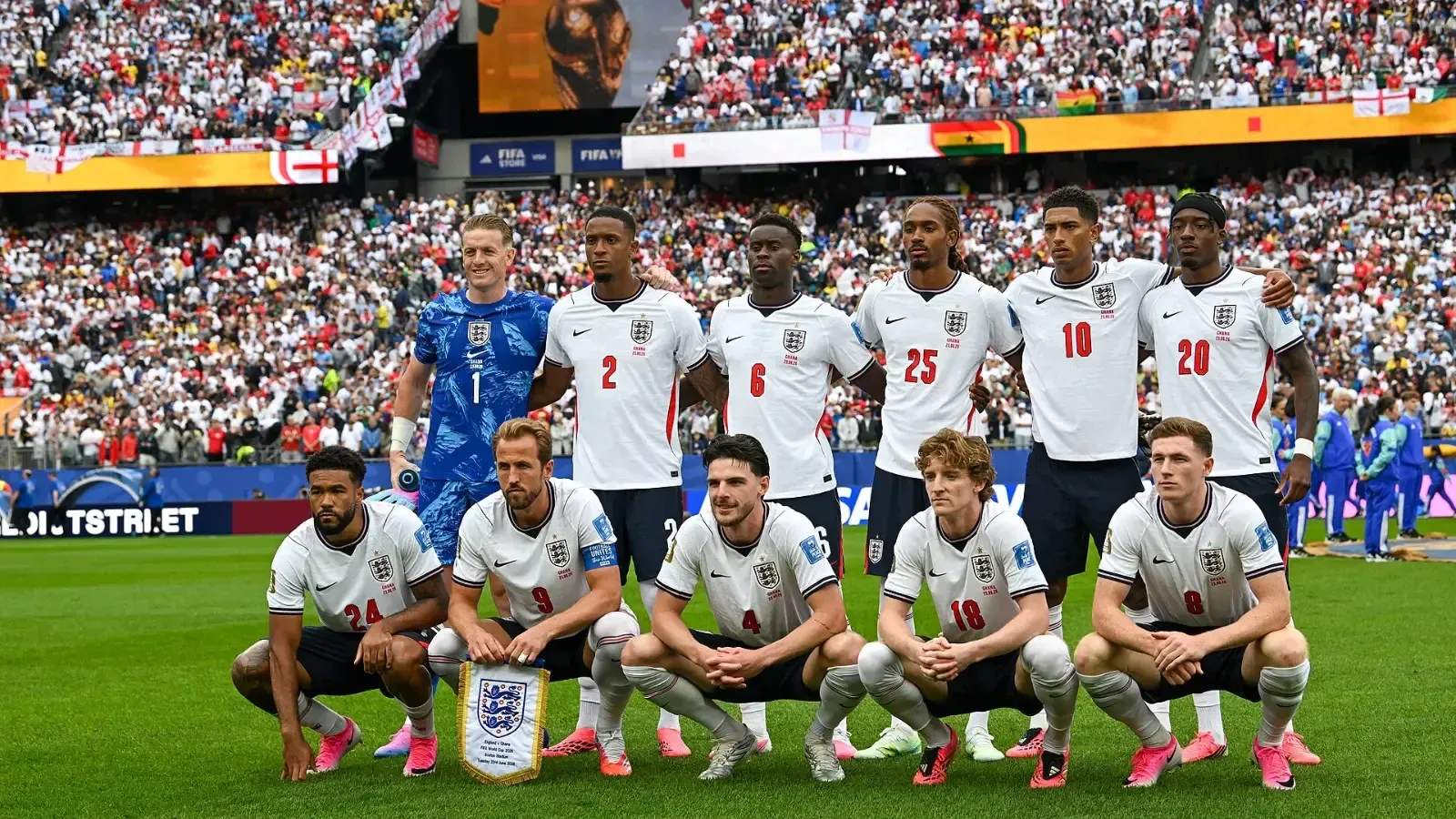 Los once titulares de la selección de Inglaterra posan para la foto de equipo sobre el césped antes de su partido ante Ghana del Mundial 2026, con la grada llena al fondo.