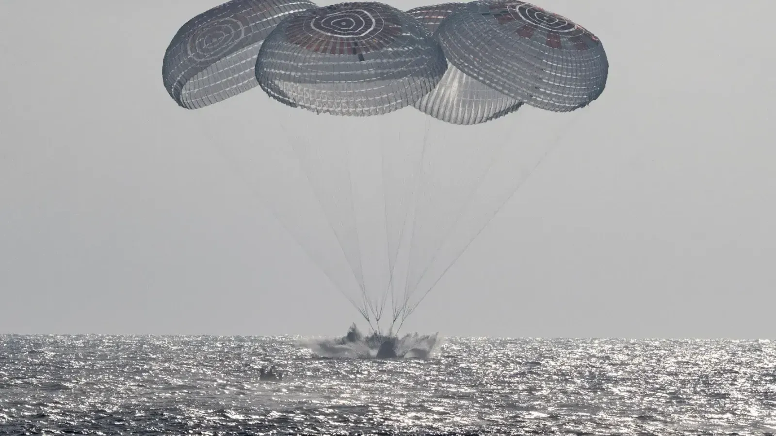El equipo SpaceX de la NASA 12 salpica y establece una sesión informativa para discutir la misión