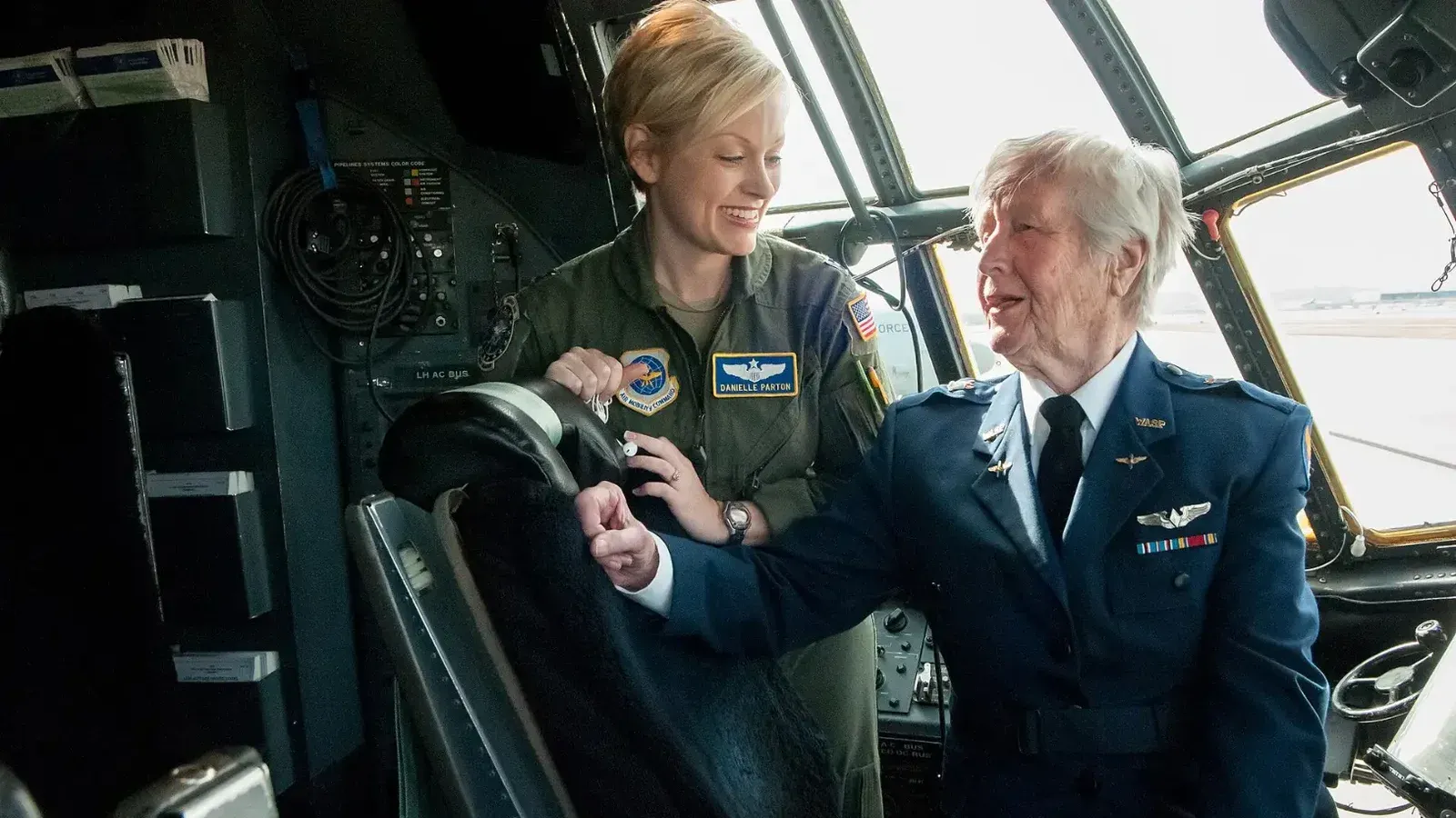 Capitán Danielle Parton con Florence Shutsy Reynolds en la cubierta de vuelo de un avión C-130