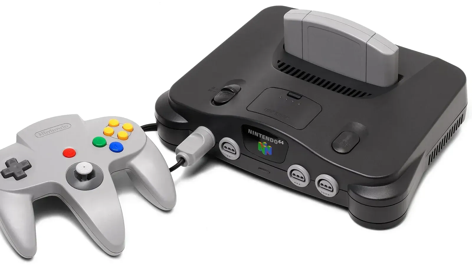 Se muestra una consola de videojuegos Nintendo 64 con un controlador gris.