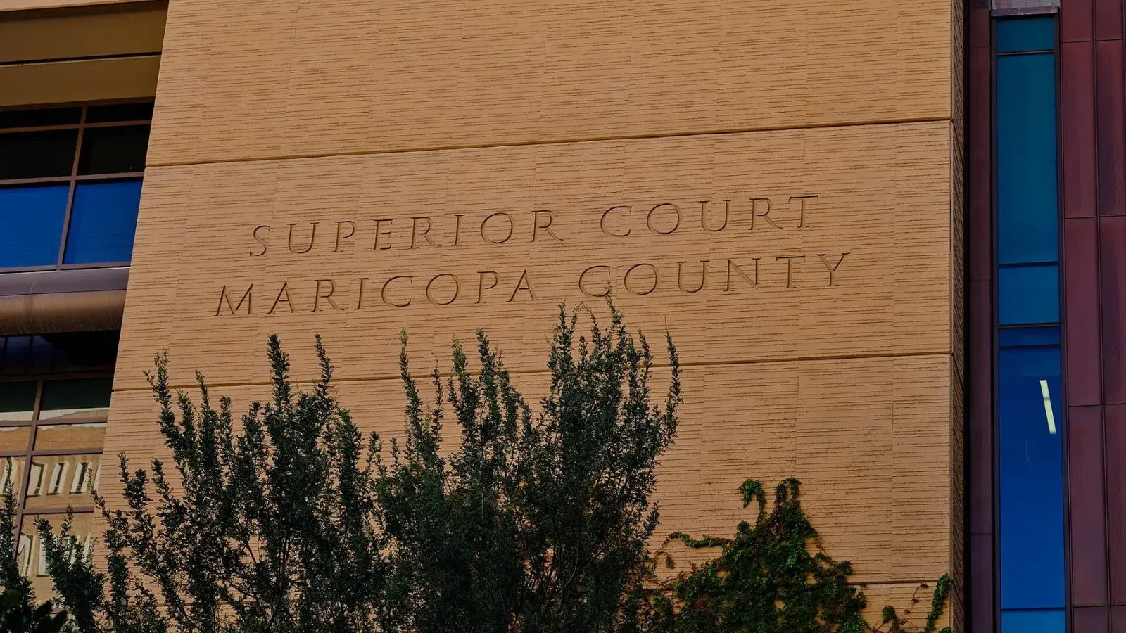 El Tribunal Superior del Tribunal del Condado de Maricopa en 201 West Jefferson Street en el centro de Phoenix, Arizona, parte de la rama judicial de Arizona.