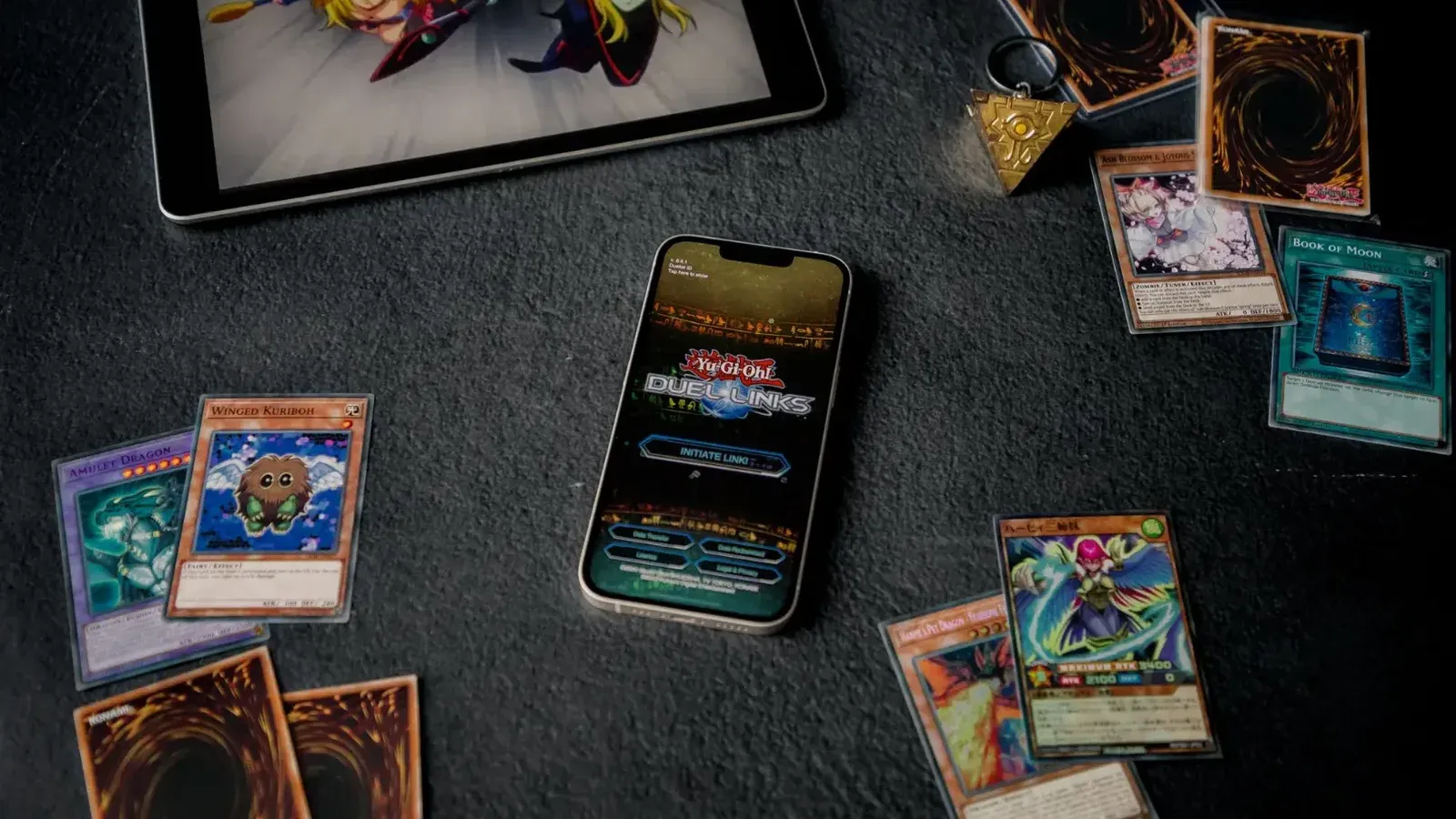 Tarjetas Yu-Gi-Oh con tableta y teléfono, con juego de enlaces de duelo.
