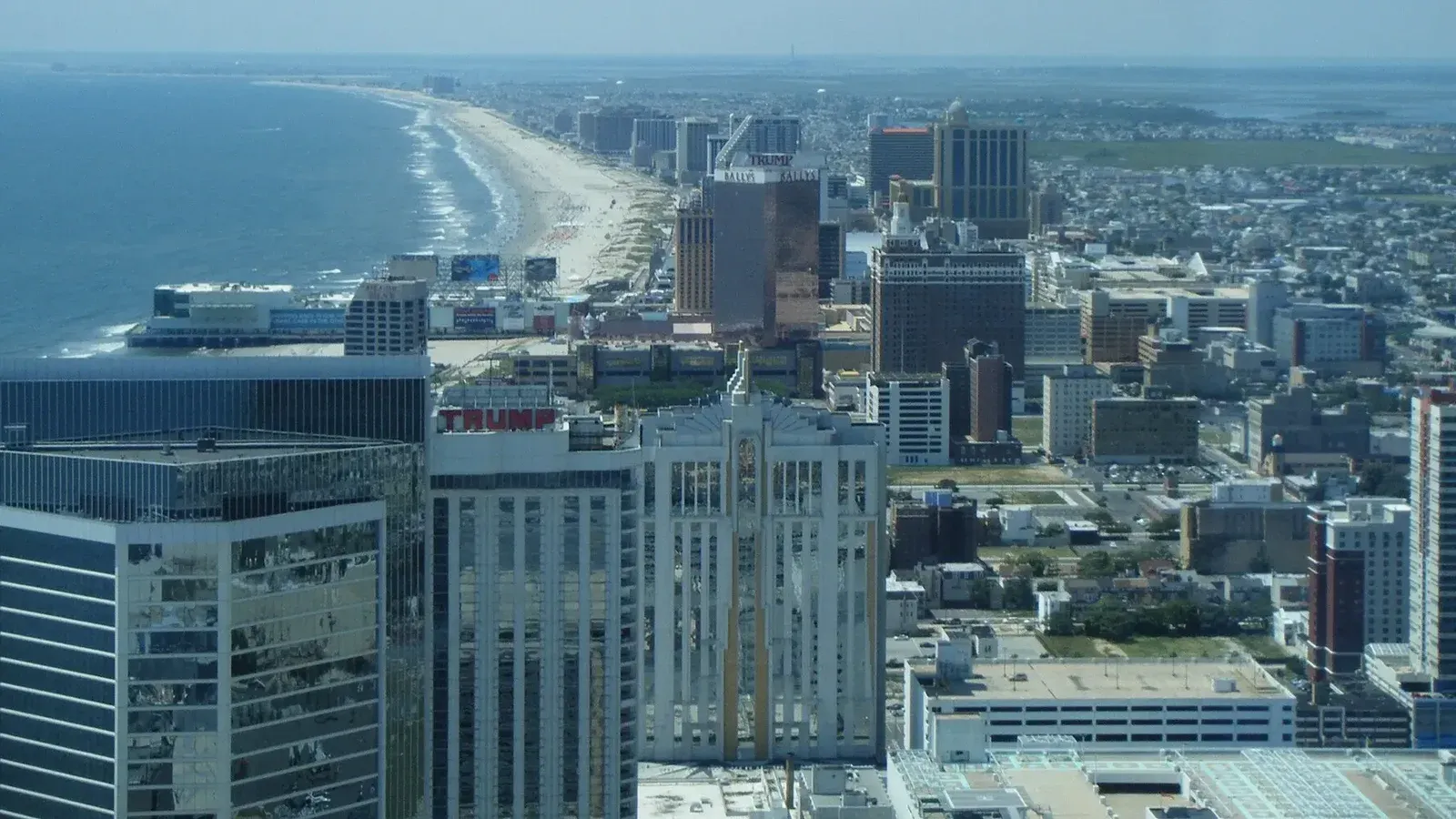 El horizonte de Atlantic City, Nueva Jersey mirando al suroeste desde el piso 47 de Revel Atlantic City