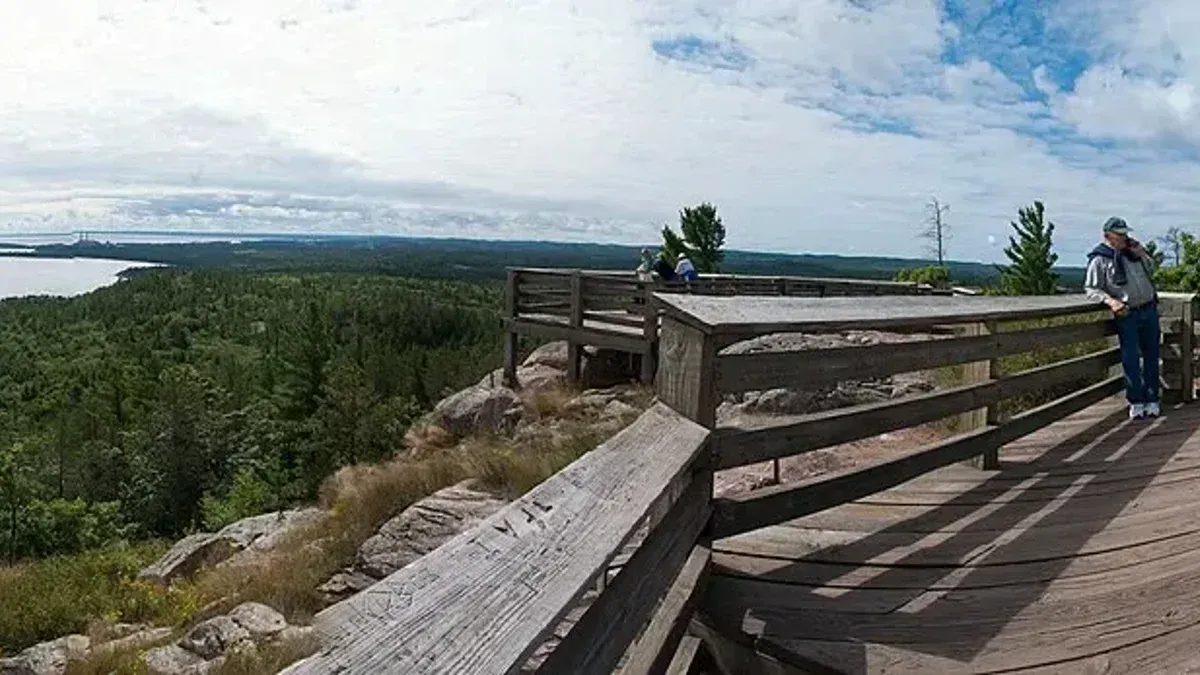 Panorama de la Cumbre de la Montaña Pan de Azúcar en el Condado de Marquette, Michigan, Estados Unidos
