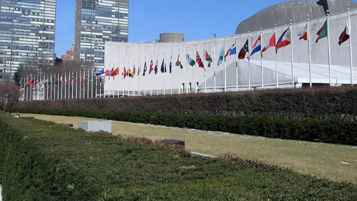 Banderas fuera de la sede de las Naciones Unidas en la ciudad de Nueva York, Nueva York.