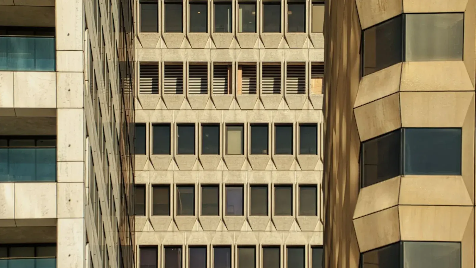 Vista detallada de las fachadas de edificios geométricos en San Francisco, mostrando la arquitectura urbana.