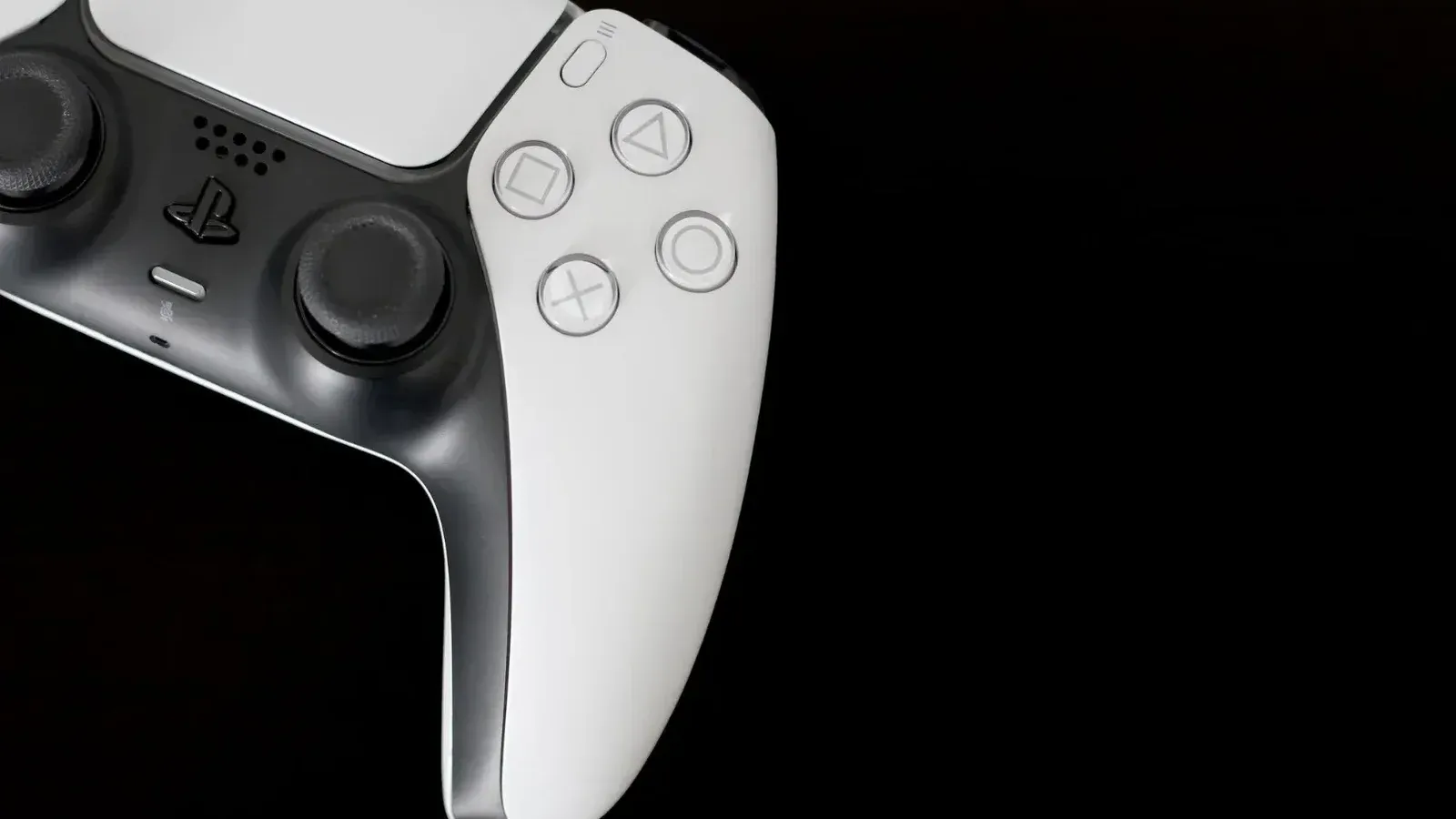 Imagen de alta calidad de un controlador de juegos moderno, que muestra su elegante diseño contra un fondo negro.