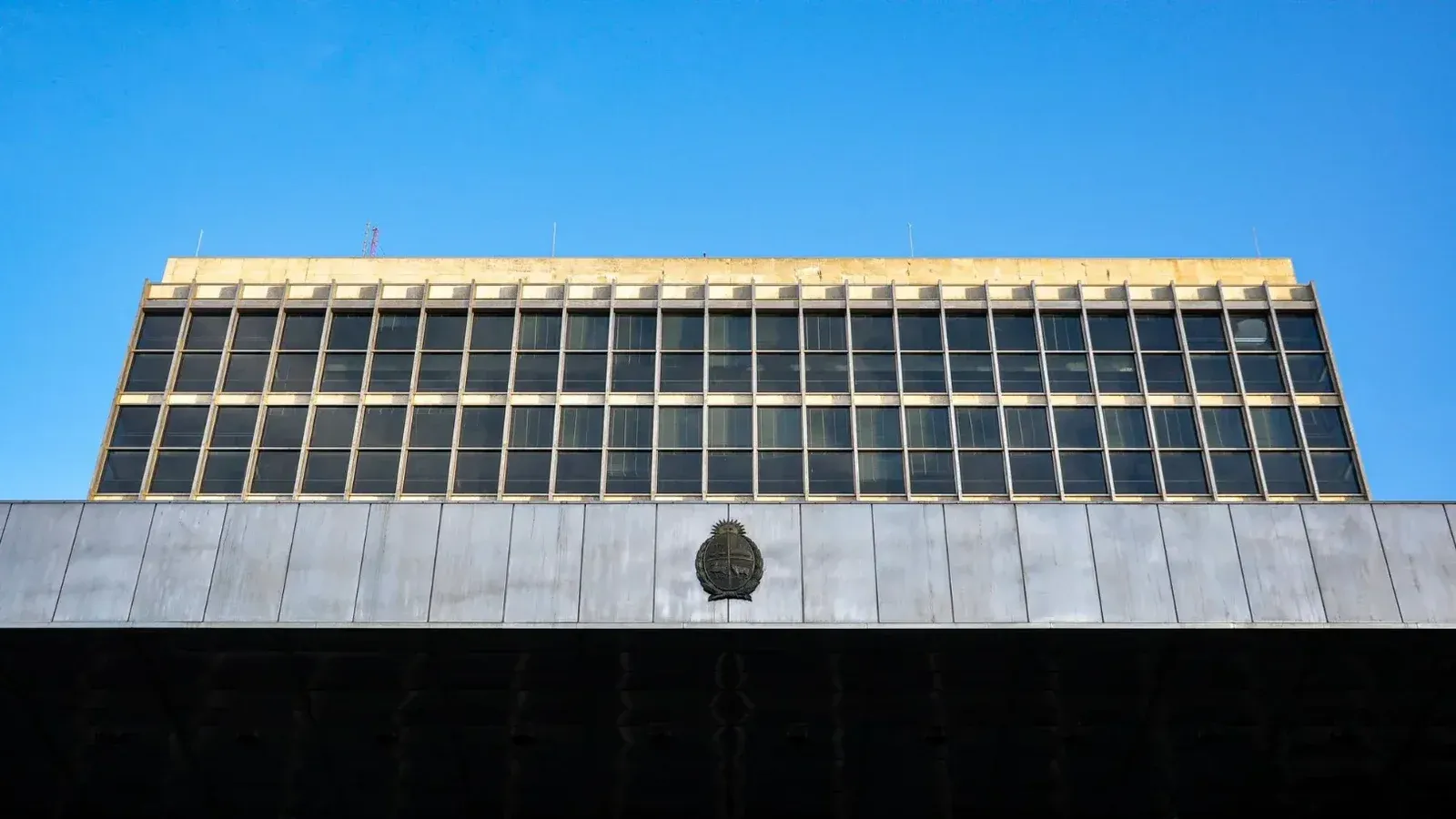 Arquitectura urbana de un edificio gubernamental con un cielo azul claro en Montevideo, Uruguay.
